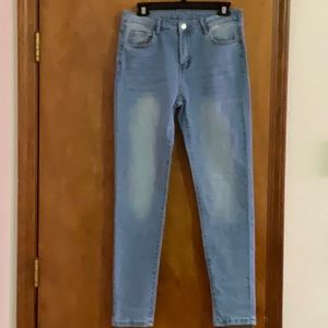 NEW- Skinny jeans.